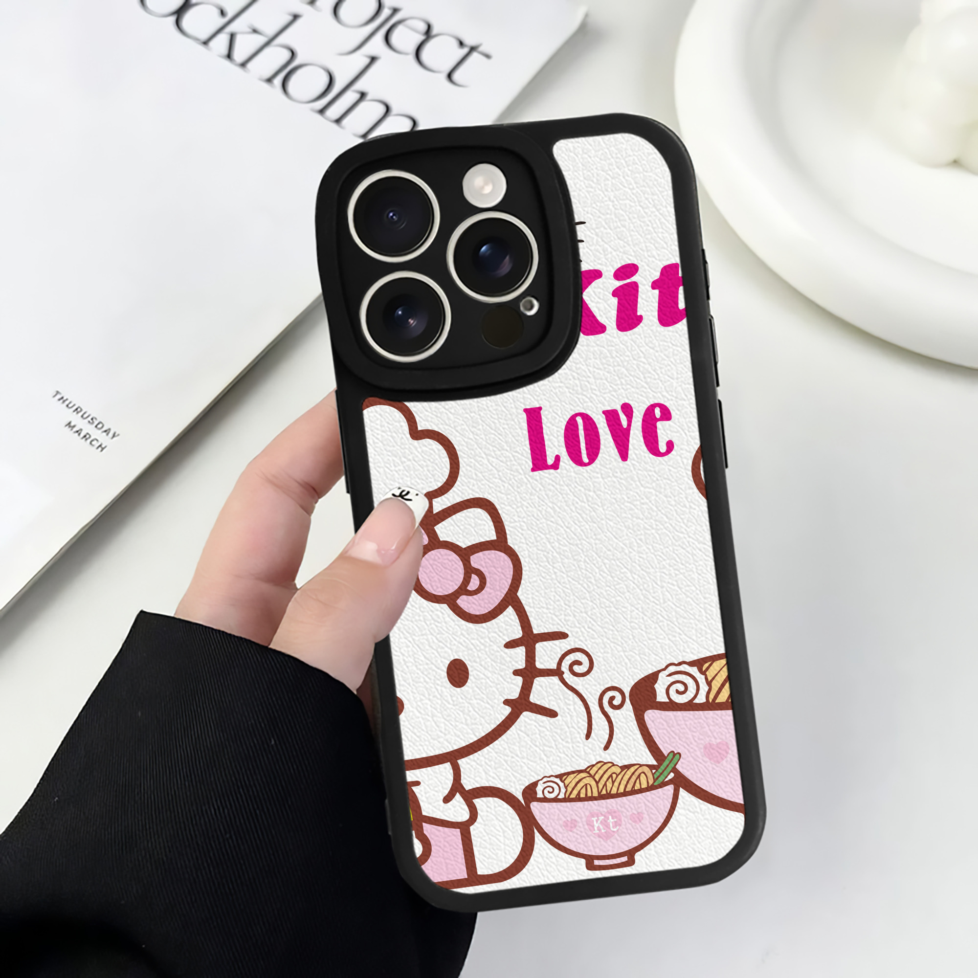 （画像用） Hello Kitty ハローキティ 【iPhone 16シリーズ対応】シリコンスマホケース（レザー調） 材質：シリコン